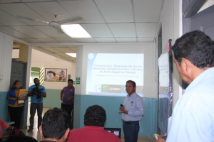 Momentos de la presentación del Dr. Lorenzo Cáceres