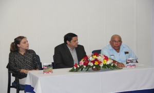 Licda. Katrin Bouwens, en representación de la Embajada Británica, Licdo. Fernando Vizcaíno, Jefe del Departamento de Control de Vectores del Ministerio de Salud, Dr. Néstor Sosa, Director General del ICGES.
