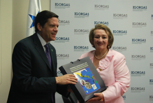 Entrega del Libro sobre Macroinvertebrados a la Magister Etelvina Medianero, Rectora de la UNACHI. 