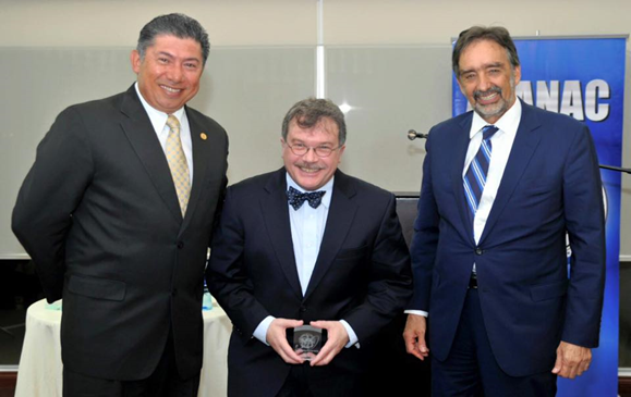 Dr. Martín Edmundo Candanedo Guevara, Dr. Peter Hotez y el Dr. Jorge Motta.