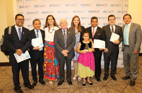 Dr. Juan Miguel Pascale,  Director General Encargado  del ICGES, e invitados a la entrega de Reconocimiento por el  Sistema Nacional de Investigación (SNI).