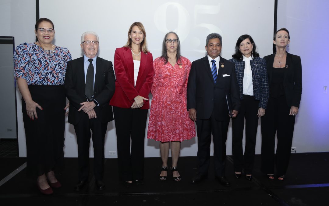 RECONOCE LA LABOR DE DOS INVESTIGADORES QUE HAN DADO GRANDES APORTES A LA CIENCIA Y A LA INVESTIGACIÓN EN PANAMÁ.