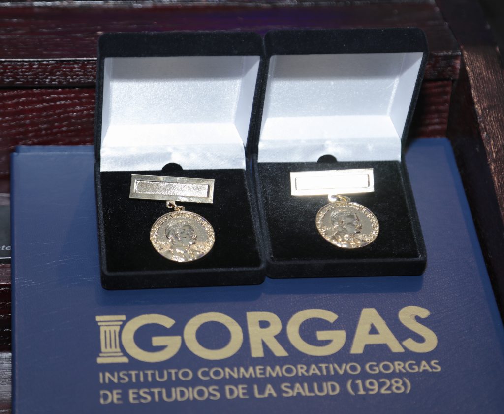 Se otorgaron dos medallas conmemorando este
acontecimiento