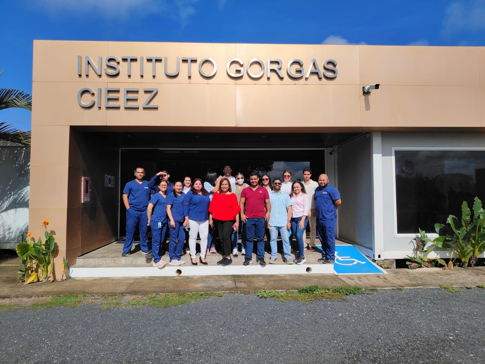 Los estudiantes aprendieron la relevancia de los bioindicadores acuáticos (como los macroinvertebrados) para evaluar la salud de los ríos y su papel en la gestión de cuencas